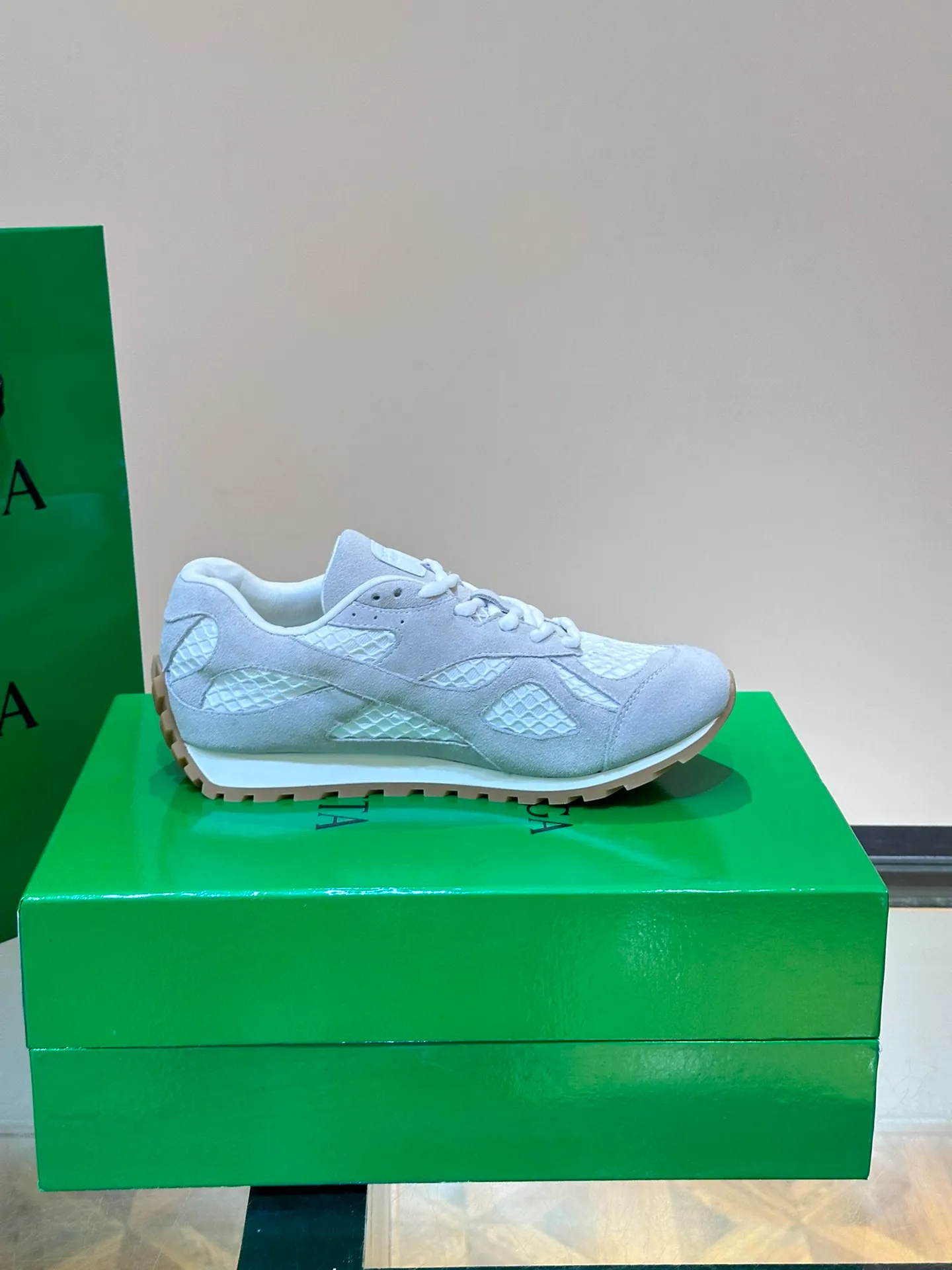 p640 "Bv" new orbit👫 casual sneakers for couples, the retro style of the millennium is so handsome, a super cool fashion item, the most important thing is that it feels incomparably comfortable on the feet, and the design style is also perfect. It will definitely be the one you wear most in daily life, original development, high quality presentation! Size: 35-45 (men’s size 38.45 customized)